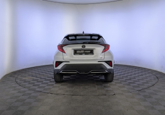 Подержанный автомобиль Toyota C-HR 2021 года (6 фото)