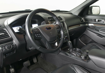 Подержанный автомобиль Ford Explorer 2017 года (11 фото)
