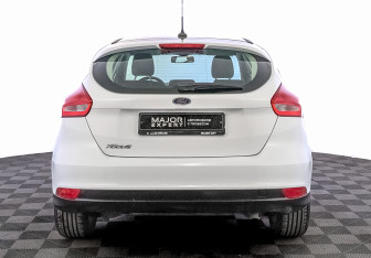 Подержанный автомобиль Ford Focus Hatchback 2018 года (6 фото)