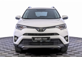 Подержанный автомобиль Toyota RAV4 2017 года (2 фото)