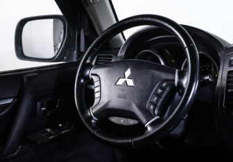 Подержанный автомобиль Mitsubishi Pajero 2007 года (13 фото)
