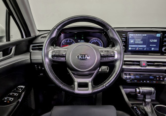 Подержанный автомобиль Kia K5 2021 года (21 фото)