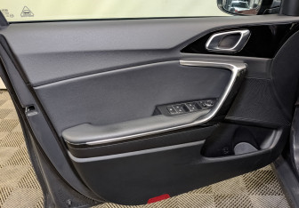 Подержанный автомобиль Kia Ceed Wagon 2019 года (19 фото)