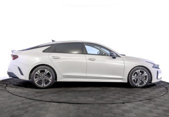 Подержанный автомобиль Kia K5 2022 года (4 фото)