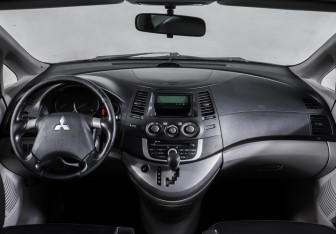 Подержанный автомобиль Mitsubishi Grandis 2008 года (14 фото)