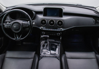 Подержанный автомобиль Kia Stinger 2018 года (13 фото)
