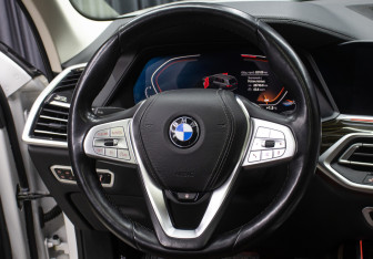 Подержанный автомобиль BMW X7 2019 года (40 фото)
