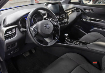 Подержанный автомобиль Toyota C-HR 2019 года (16 фото)