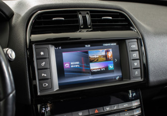 Подержанный автомобиль Jaguar XE 2016 года (15 фото)