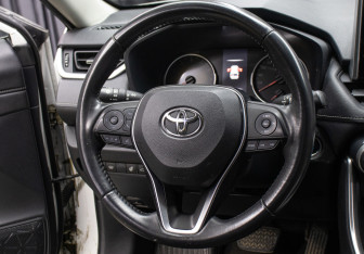 Подержанный автомобиль Toyota RAV4 2020 года (17 фото)