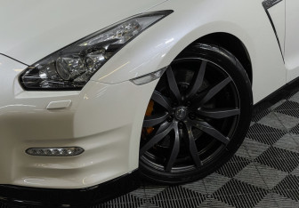 Подержанный автомобиль Nissan GT-R 2011 года (24 фото)