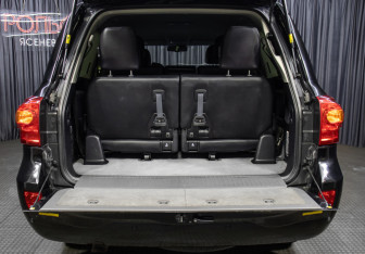 Подержанный автомобиль Toyota Land Cruiser Suv 2012 года (10 фото)