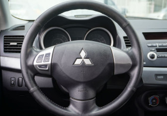 Подержанный автомобиль Mitsubishi Lancer Sedan 2011 года (13 фото)