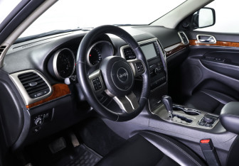 Подержанный автомобиль Jeep Grand Cherokee 2012 года (15 фото)