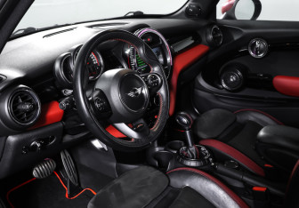 Подержанный автомобиль MINI Hatch 2016 года (15 фото)