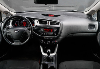 Подержанный автомобиль Kia Ceed Hatchback 2013 года (11 фото)
