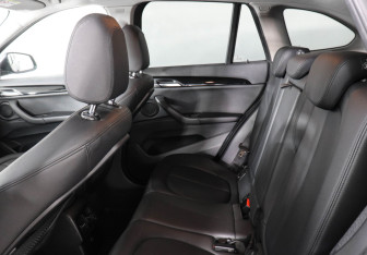 Подержанный автомобиль BMW X1 2017 года (13 фото)