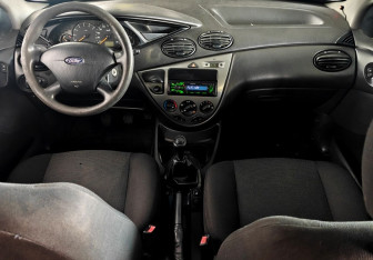 Подержанный автомобиль Ford Focus Sedan 2004 года (9 фото)