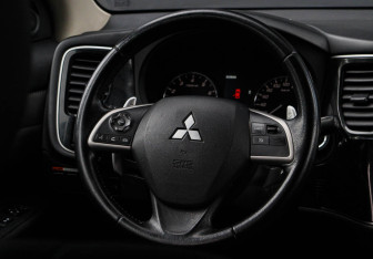 Подержанный автомобиль Mitsubishi Outlander 2012 года (11 фото)