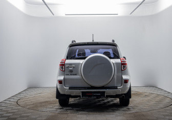 Подержанный автомобиль Toyota RAV4 2011 года (6 фото)