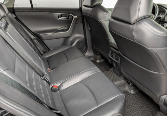 Подержанный автомобиль Toyota RAV4 2020 года (12 фото)