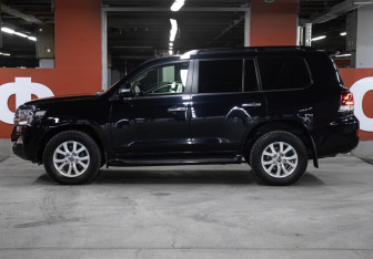 Подержанный автомобиль Toyota Land Cruiser Suv 2021 года (8 фото)