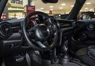 Подержанный автомобиль MINI Hatch 2019 года (16 фото)