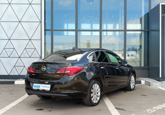 Подержанный автомобиль Opel Astra Sedan 2013 года (5 фото)