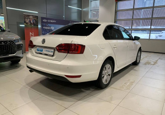 Подержанный автомобиль Volkswagen Jetta Sedan 2014 года (4 фото)