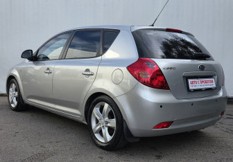 Подержанный автомобиль Kia Ceed Hatchback 2009 года (7 фото)
