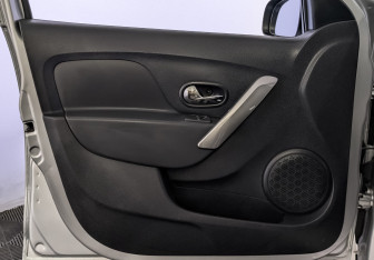Подержанный автомобиль Renault Sandero 2016 года (19 фото)