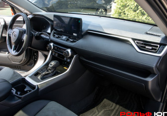 Подержанный автомобиль Toyota RAV4 2025 года (7 фото)