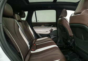 Подержанный автомобиль Geely Monjaro 2023 года (14 фото)