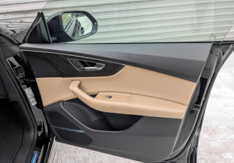 Подержанный автомобиль Audi Q8 2021 года (24 фото)