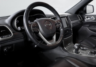 Подержанный автомобиль Jeep Grand Cherokee 2015 года (14 фото)