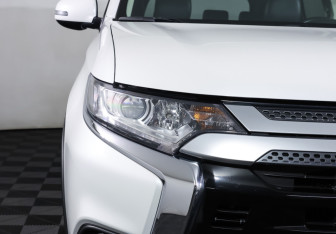 Подержанный автомобиль Mitsubishi Outlander 2021 года (26 фото)
