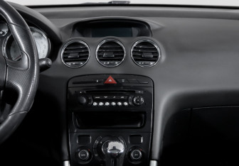 Подержанный автомобиль Peugeot 308 Hatchback 2012 года (13 фото)