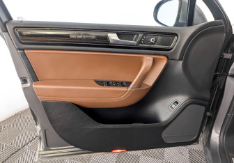 Подержанный автомобиль Volkswagen Touareg 2013 года (19 фото)