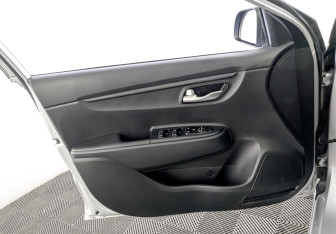 Подержанный автомобиль Kia Rio Sedan 2021 года (19 фото)