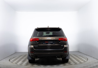 Подержанный автомобиль Jeep Grand Cherokee 2018 года (6 фото)