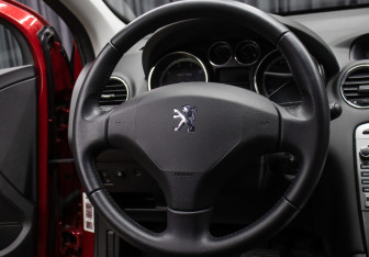 Подержанный автомобиль Peugeot 308 Hatchback 2011 года (17 фото)