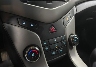 Подержанный автомобиль Chevrolet Cruze Hatchback 2012 года (16 фото)