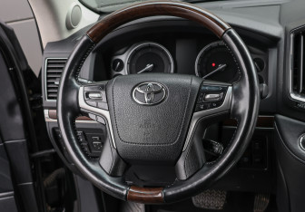 Подержанный автомобиль Toyota Land Cruiser Suv 2018 года (17 фото)