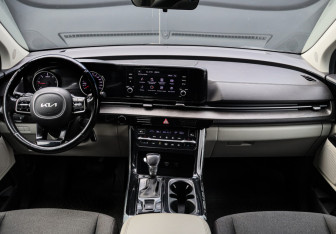 Подержанный автомобиль Kia Carnival 2021 года (11 фото)