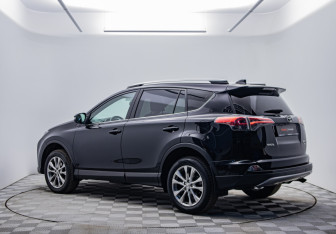 Подержанный автомобиль Toyota RAV4 2016 года (7 фото)