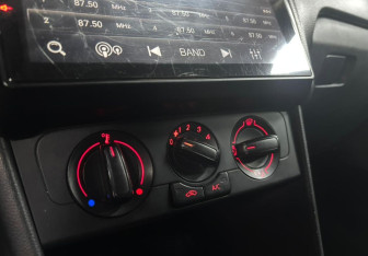 Подержанный автомобиль Volkswagen Polo Sedan 2016 года (17 фото)