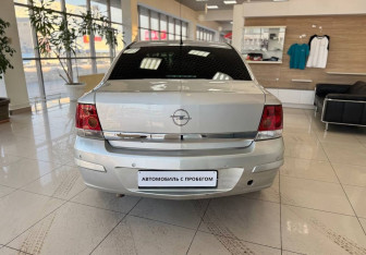 Подержанный автомобиль Opel Astra Sedan 2011 года (4 фото)