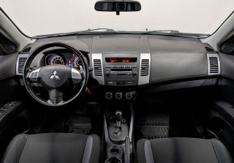 Подержанный автомобиль Mitsubishi Outlander 2011 года (14 фото)