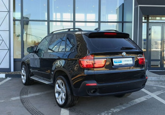 Подержанный автомобиль BMW X5 2007 года (7 фото)