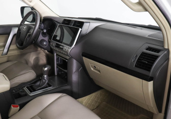 Подержанный автомобиль Toyota Land Cruiser Prado 2021 года (10 фото)